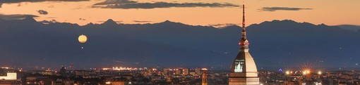 Grande attesa anche a Torino per l'eclissi solare (nonostante il caldo) Grande attesa anche a Torino per l'eclissi solare (nonostante il caldo)