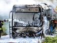 Un bus divorato dalle fiamme a Volpiano