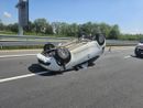 Brutto incidente sull'autostrada A5: auto si ribalta