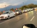 Una immagine delle tantissime auto ferme in coda Una immagine delle tantissime auto ferme in coda