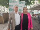 Due persone in primo piano, uomo e donna