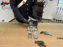 carabiniere che mostra pistole