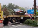 Motrice rischia di ribaltarsi trasportando un grosso escavatore: strada bloccata a Candia