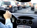 persona al volante di un'auto