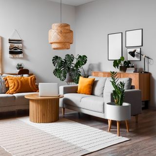 Arredare la zona living: guida alla scelta di un lampadario moderno