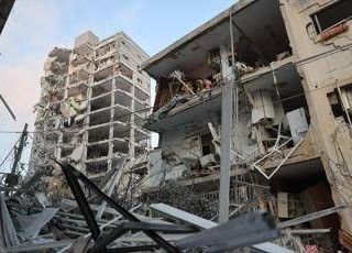 Israele-Iran, nuova notte di raid: Teheran colpisce Tel Aviv e Gerusalemme. Trump: "Colpiremo, se attaccati" Israele-Iran, nuova notte di raid: Teheran colpisce Tel Aviv e Gerusalemme. Trump: "Colpiremo, se attaccati"