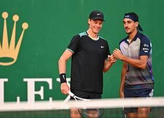 Sinner, preparativi per debutto ad Halle tra sorrisi e palleggi con Sonego - Il video Sinner, preparativi per debutto ad Halle tra sorrisi e palleggi con Sonego - Il video