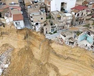 Frana Niscemi, oggi riaprono le scuole. Tajani in Sicilia Frana Niscemi, oggi riaprono le scuole. Tajani in Sicilia