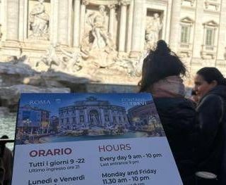 Fontana di Trevi a pagamento, biglietti a 2 euro per i turisti e visitatori Fontana di Trevi a pagamento, biglietti a 2 euro per i turisti e visitatori
