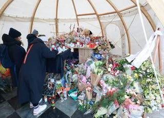 Crans-Montana, a Bella Ma' gli amici delle vittime italiane: "Continueranno a vivere con noi" Crans-Montana, a Bella Ma' gli amici delle vittime italiane: "Continueranno a vivere con noi"