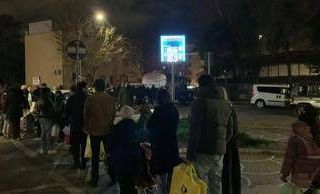 Roma, quartieri est senza acqua: lunghe file alle autobotti Roma, quartieri est senza acqua: lunghe file alle autobotti