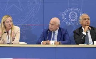 Sicurezza, ok del governo alle misure. Meloni: "Lo Stato non gira la testa", Nordio: "Evitare il ritorno delle Br"