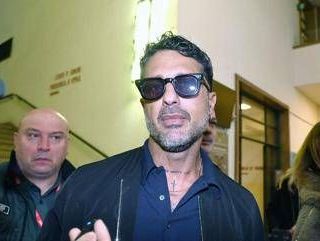 Corona sfida le ordinanze e torna su Instagram: "Trattative non ne facciamo"