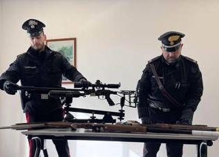 Roma, tiro al bersaglio col fucile dalla finestra: in casa aveva un arsenale