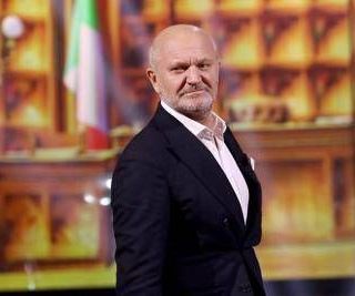 Sanremo 2026, Andrea Pucci in 'nude look' sui social: "Sto arrivando"