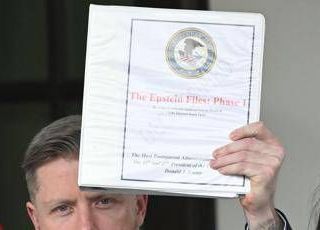 Epstein files, su un volo del finanziere pedofilo anche il segretario alla Marina Usa Phelan Epstein files, su un volo del finanziere pedofilo anche il segretario alla Marina Usa Phelan