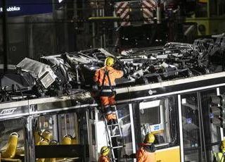 Tram deragliato a Milano, conducente indagato per disastro ferroviario