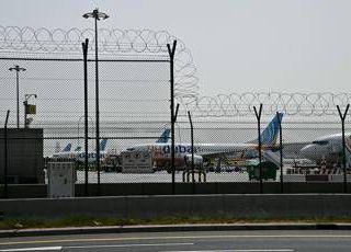 Dubai, aeroporto riapre dopo stop per droni Iran: primi voli stasera