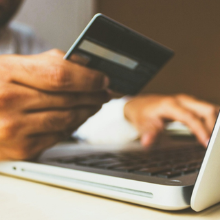 Pagamenti digitali: quanti sono gli italiani che hanno detto addio ai contanti