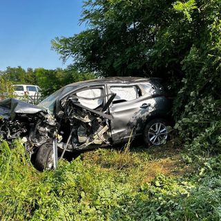 Supera le barriere e finisce in una scarpata: 4 feriti e paura sull'A5