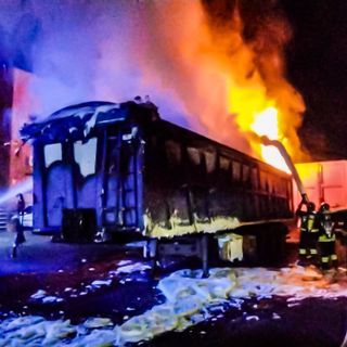 A fuoco ditta di rifiuti a Castellamonte, i pompieri domano le fiamme