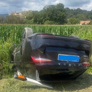 Il sinistro all'altezza di Ivrea, uno dei mezzi si è ribaltato