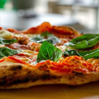 Pinsa ricetta: il procedimento passo dopo passo