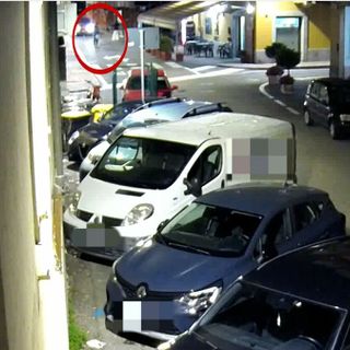 Un momento della fuga dei due rapinatori