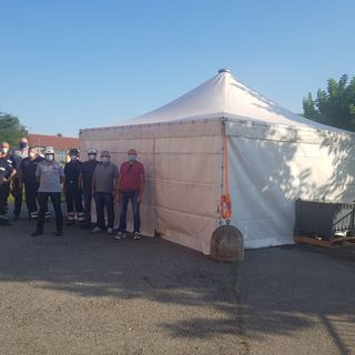 Le tende allestite all'esterno degli ospedali