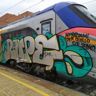 Treno imbrattato a Rivarolo Canavese