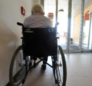 Vaccini anti Covid: &quot;Ancora niente vaccino per mio padre, 97 anni, non autosufficiente&quot;