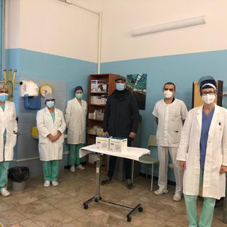 Il momento della consegna al reparto