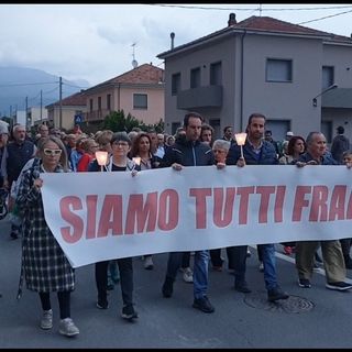 La fiaccolata di solidarietà al tabaccaio