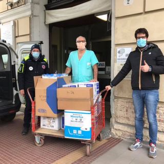 Il sindaco Vittorio Ferrero con Enzo Castenetto, direttore del reparto di Terapia Intensiva e Roberto Garione, coordinatore della Protezione civile di Crescentino