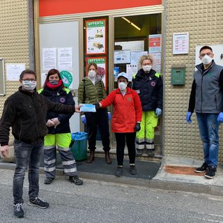Il momento della donazione delle mascherine all'amministrazione comunale Il momento della donazione delle mascherine all'amministrazione comunale