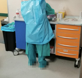 Mancano i camici negli ospedali, Nursind: &quot;Indossano sacchi della spazzatura per proteggersi&quot;
