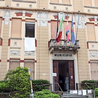 Il lenzuolo della Legalità su una finestra del Municipio di Settimo Torinese