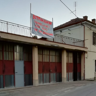 Il lezioso appeso in ricordo dei cantonieri Giuseppe Butera e Giuseppe Rubino