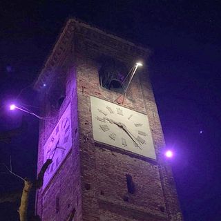 Il campanile di Rondissone colorato di viola