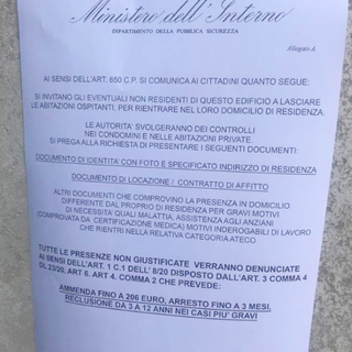 Il foglio comparso sui portoni di casa