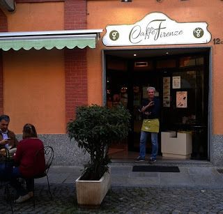 Laura Carè inaugura la sua mostra al &quot;Caffè Firenze&quot;