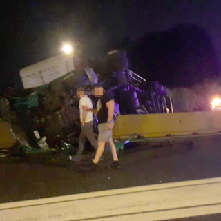 Il tir uscito fuori strada