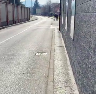 Il marciapiede di via Schiapparelli a Settimo Torinese