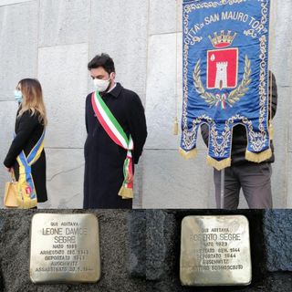Il momento della posa delle pietre d'inciampo davanti al Municipio