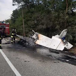 L'ultraleggero precipitato in strada