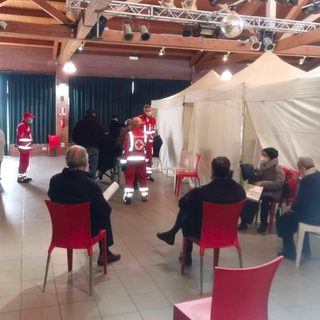 La Croce Rossa di Settimo Torinese durante le vaccinazioni al Centro Bosio