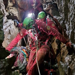 Dopo più di 24 ore, lo speleologo torinese fuori dall'Abisso Paperino