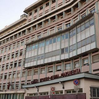 Chivasso, bambino di tre anni rischia di annegare in piscina