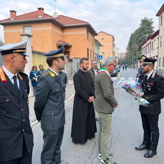 Il sindaco Castello ha posato un mazzo di fiori al Comando dei Carabinieri
