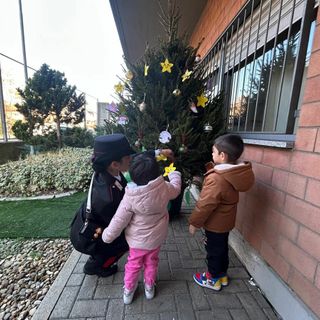 A Volpiano bambini e carabinieri addobbano l'albero della Legalità